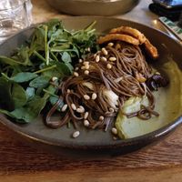 Sober-Nudeln mit Baby-Spinat und Pinienkernen mit Tempeh at Gostilna Vida in Ljubljana