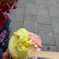 Tarrina de 3 boles de carmel salat i cacahuet, mandarina i alfàbrega i síndria i llima. La del fons d'avellanes torrades i alvocat at AMMA Gelato in Barcelona