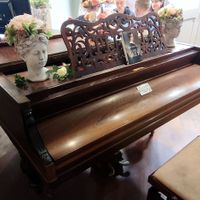 Piano at Un Piano dans la Théière in La Rochelle