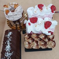 Différents desserts at Un Piano dans la Théière in La Rochelle