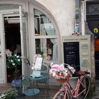 Façade élégante at Un Piano dans la Théière in La Rochelle