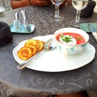 Cappuccino de betterave avec des soccas at Un Piano dans la Théière in La Rochelle