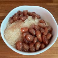 Vegan version: plum-flavored shaved ice with double sweetened scarlet runner beans at Yī Zhōng Fēng Rén Bīng 一中豐仁冰 in Taichung