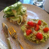 Amazing vegan tuna and avocado bagel (50/50) at Beetschwester in Muenster
