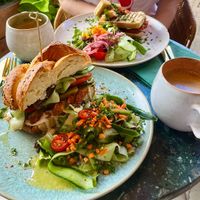 Shnitzel challah und Beeti’s Club sandwich  at Beetschwester in Muenster