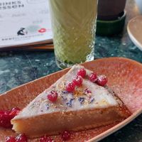 Zitronenkuchen und veganer Iced Macha Latte at Beetschwester in Muenster