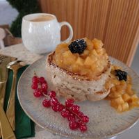 Vegane Pancakes mit karamellisierten Apfelstückchen - unfassbar lecker!!! 🤤 at Beetschwester in Muenster