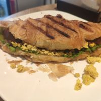 Croissant presionado con tofu scramble e lechuga at Debby's Good Veggie Food in Barcelona