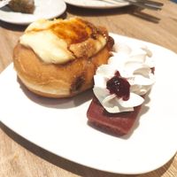 Berlina con crema catalana y pastel de frutos rojos at Debby's Good Veggie Food in Barcelona