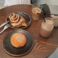 Cinnamon roll y berlina at Debby's Good Veggie Food in Barcelona