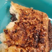 Ein Stück von einem gefüllten Schokobrötchen at Debby's Good Veggie Food in Barcelona