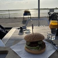 The Moving Mountains Burger (vegan) 19.5 👍🏼👍🏼  at Havenpaviljoen Wad Anderz in Schiermonnikoog
