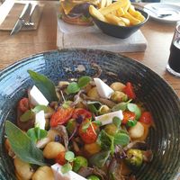 Gnocchi and non-vegan burger in the background at Havenpaviljoen Wad Anderz in Schiermonnikoog