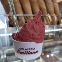 Helado vegano de frutos rojos at Gelateria Emiliana in Split