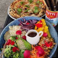 Vegan cheese pizza, vegan bowl at Juicy Skagen in Skagen