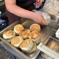 Serving up pan-fried buns (水煎包) at Nán Tún SùShí Shuǐ Jiān Bāo 南屯素食水煎包 in Taichung