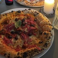 Scharfe vegane Pizza mit hausgemachter Limonade   at Tazzi Pizza in Hamburg