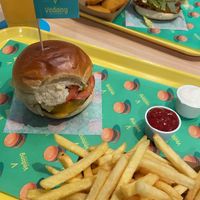 Cheeseburger & nuggets at Vedang - green burger | Bikini in Berlin