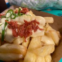 Vegane chilli cheese fries mit Speck at Vedang - green burger | Bikini in Berlin