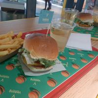 Leckere vegane Burger im Vedang #Veganuary at Vedang - green burger | Bikini in Berlin