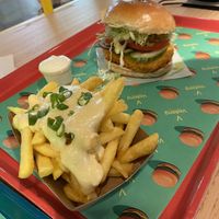 Chicken Burger und Cheese Fries  at Vedang - green burger | Bikini in Berlin