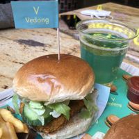 CRISPY CHICK BURGER (Crispy Chick Patty, Vedang Mayo, Salad, Red Onion, Cucumber, Tomato) -> 6,80€  at Vedang - green burger | Bikini in Berlin