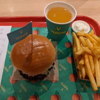 Beyond burger with menu 1 (fries, drink & dip) for 16,20€ - 4.5/5. at Vedang - green burger | Bikini in Berlin