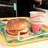 Angry Chick burger with drink #Veganuary at Vedang - green burger | Bikini in Berlin