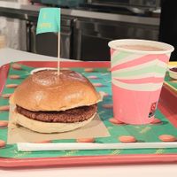 burger with drink #Veganuary at Vedang - green burger | Bikini in Berlin