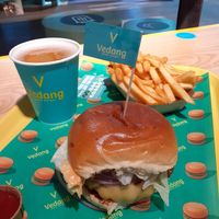 Cheeseburguer, fries and Apfelschorle at Vedang - green burger | Bikini in Berlin