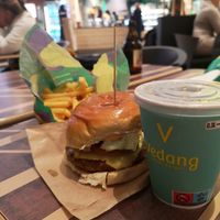Cheese burger at Vedang - green burger | Bikini in Berlin