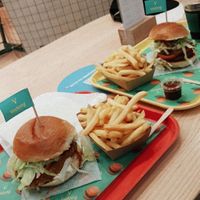 Vegan Chicken Burger, Vegan Chilli Cheese Burger at Vedang - green burger | Bikini in Berlin