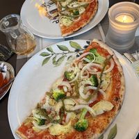 Pizza mit Artischocken, Brokkoli, Spargel und Zwiebeln  at Pizzeria Il Faro in Borkum