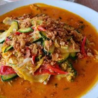 Red curry, lots of vegetables and crispy onion. Comes with rice at Bua & Gwen in Oostende
