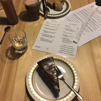 Donauwelle + Banana Bread mit Erdnussbutter at smula in Berlin