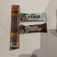 Kabanos Sausage (€ 1,35), Lifebar Fig (€ 1,99), Lifebar High Protein Chocolate (€ 1,99)  at Vegansko.si in Ljubljana
