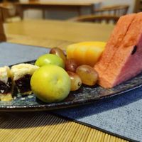 variety of vegan dishes at WūXiāng Sòng 無相颂 in Dali
