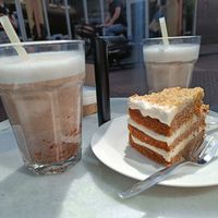 Vegan warme chocomelk en vegan worteltaart at Vegan Pip's in Leeuwarden