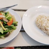 炒什菜少油味道清新，米飯是糙米 at Dok Bua Vegetarian - Lotus Vegetarian in Phuket
