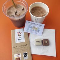 Alles op de foto is vegan: koude chocomel, warme chocomel, chocolade reep en twee pralines at The Chocolate Shop in The Hague