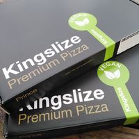 L'autocollant Vegan, pour bien différencier celles qui le sont et celles qui ne le sont pas   at Kingslize Pizza Gent in Ghent