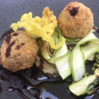 Lentil balls with green asperges at Le Courage in Maastricht