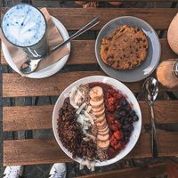 Blue matcha und eine leckere Acai Bowl at Kala Cafe in Berlin