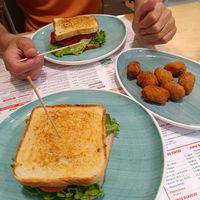 Sandwiches veganos y croquetas de boletus at El Jardín in Portugalete
