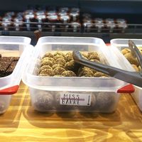 Dadelreepjes met cacao - Blissballs met citrus - Amandelkoekjes met een 💚 van dadelstroop at OHNE in Nevele
