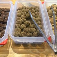 Dadelreepjes met cacao - Blissballs met citrus - Amandelkoekjes met een 💚 van dadelstroop at OHNE in Nevele