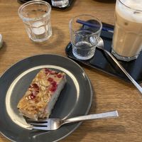 Iced Latte mit Hafermilch und veganer Bananacake  at Kaffee Bar in Stralsund