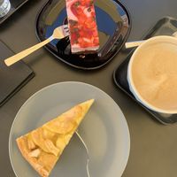 Veganer Apfelkuchen und vegane Erdbeerschnitte  at Kaffee Bar in Stralsund