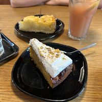 Karottenkuchen, im Hintergrund: Apfelkuchen  at Kaffee Bar in Stralsund