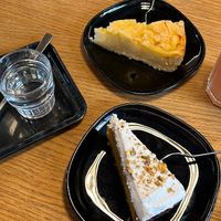 Latte Macchiato mit Hafermilch, verschiedene Kuchen, hausgemachte Birnenlimonade  at Kaffee Bar in Stralsund